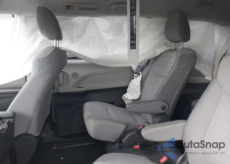 2021 Toyota Sienna Le z USA, uszkodzony, nr VIN 5TDKRKEC1MS043892
